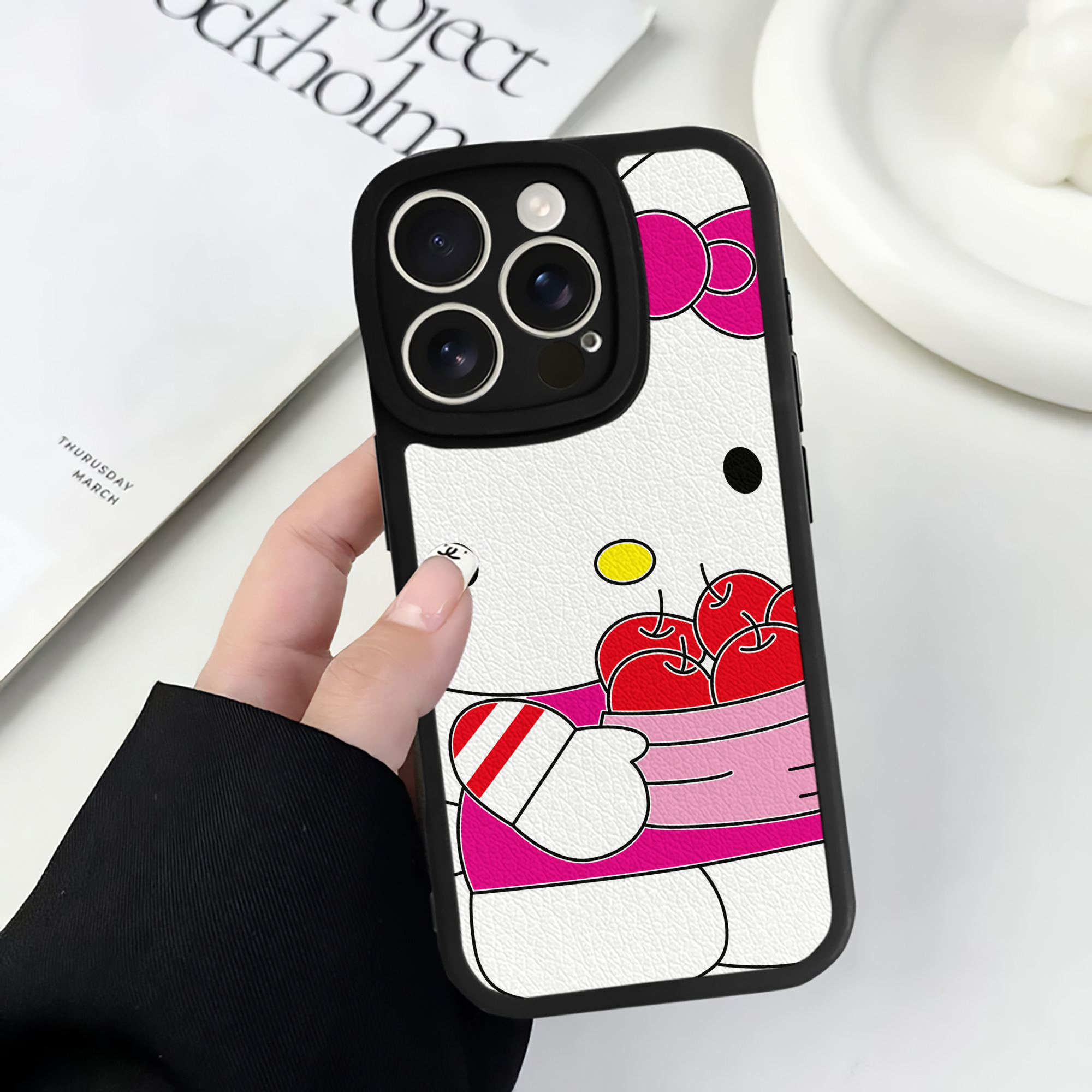 （画像用） Hello Kitty ハローキティ 【iPhone 16シリーズ対応】シリコンスマホケース（レザー調） 材質：シリコン